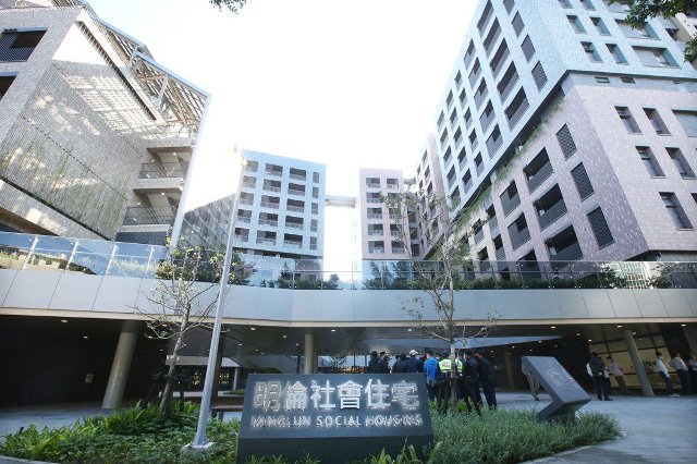 由於台灣購屋與租屋市場不健全，大量夾心世代湧入社會住宅，除了對社會住宅造成更多壓力，在「供不應求」表象下，也掩蓋了弱勢逐漸被排擠的事實。