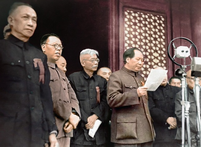 1949年10月1日下午3點，在位於北京天安門的中華人民共和國開國大典上，毛澤東宣稱：「同胞們，中華人民共和國中央人民政府今天成立了。」毛時年56歲。前排左起：吳玉章、李立三、林伯渠、毛澤東，林與毛之間為賽福鼎。