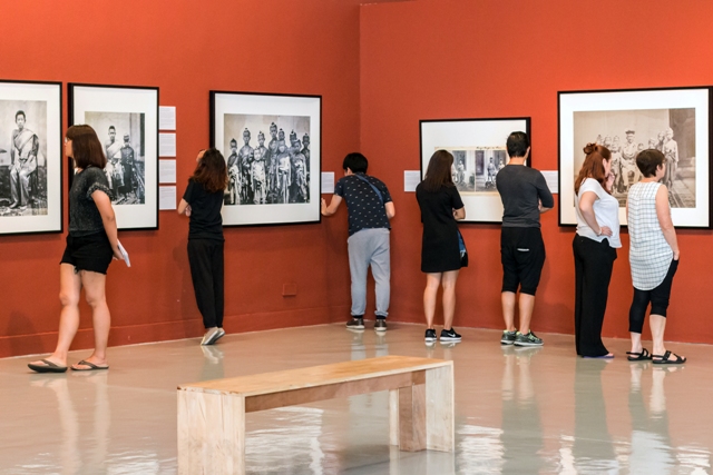 如今藝術市場已逐漸朝向較為小品的文創類型發展，加上新冠病毒席捲全球，藝文展覽要如何在困境中突圍？