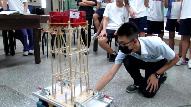學生在多元選修課「一起搖擺吧！」進行耐震結構測試。