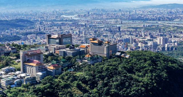 因為庚子退款資助，接受西方建築教育的建築師盧毓駿，是中國文化大學「建築及都市計畫學系」的創辦人，該系也是台灣在戰後最早的大學建築系所之一。圖為中國文化大學。