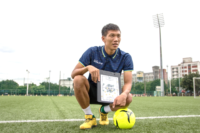 台灣足球國手吳俊青從10歲開始踢球，足球至今已經陪伴他21年。如今他突破年齡束縛、走出舒適圈，勇敢追求更好的自己。