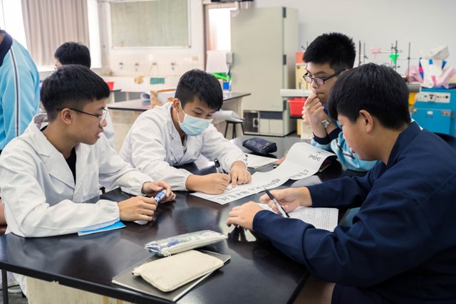 南一中同學在自然科學領域的探究與實作課程中，進行分組學習，老師發現學生開始會相互激勵、分工合作，主動學習的意願更提高許多。