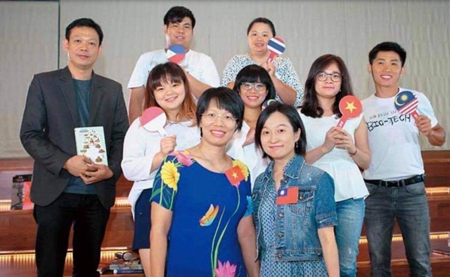 阮青河曾體驗過移工的生活，自己也是個外籍配偶。身為一個深信性別平等與女權的人，她期望藉由分享自己的故事，讓人們看見大家應如何協助多元文化生根。