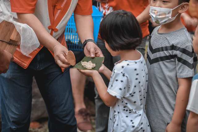 近年來許多人倡議原住民的轉型正義，其中就包含振復原住民族文化與語言，而教導原住民族學生關於原住民族的知識體系、增進文化認同，就成為重要的目標。圖為小女孩正在嘗新米。