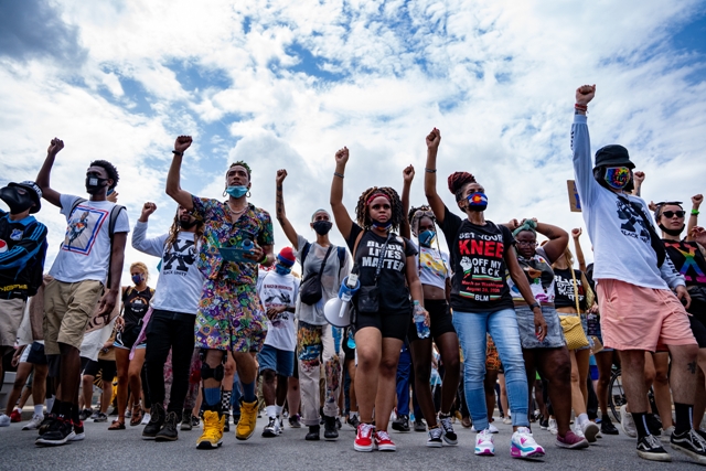 2020年的多元美國，各大城市街頭上演著大規模的「Black Lives Matter」運動，提醒整個社會，百年前的傷痕並沒有得到和解。
