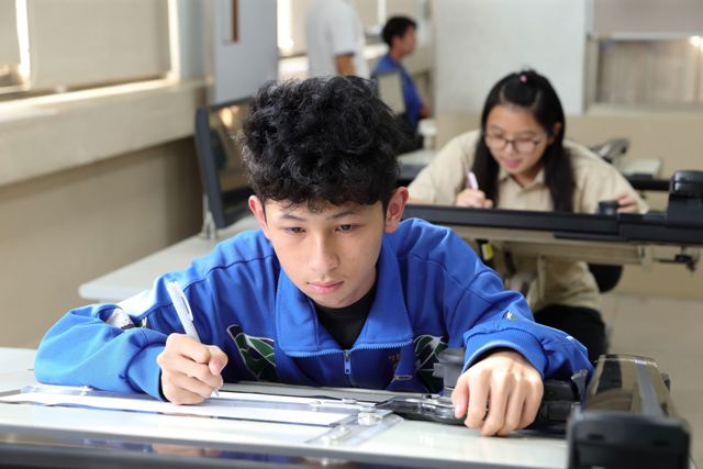 近日學生能否在制服外加上禦寒衣物的新聞引發討論，但服儀這件事根本上就該由學生自決，而不該由學校單方面認定。