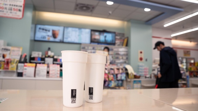 7-11以及全家便利商店，都跨出了嘗試「重複使用」的第一步，推出「自助借用循環杯」和「循環便當餐盒」。
