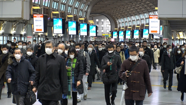 新冠肺炎在日本爆發已經一年了，防疫過程中凸顯出日本的政治制度有哪些問題呢？