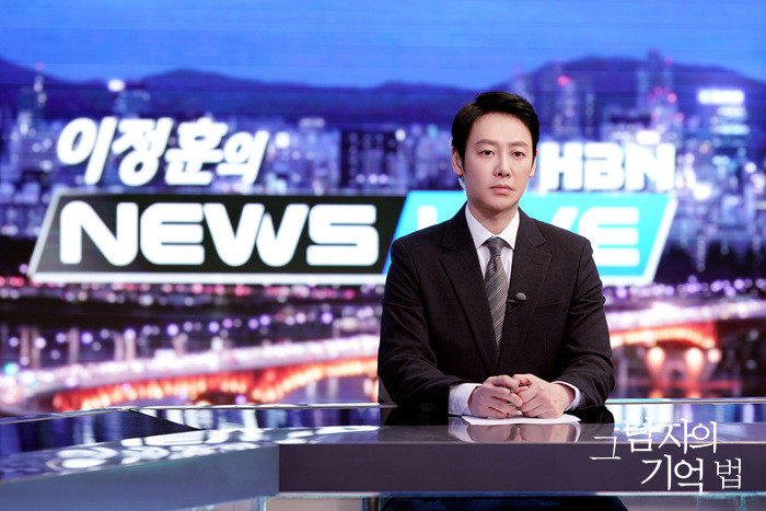 新聞是個跟時間賽跑的行業，主播幾乎不能預先知道新聞內容的全貌。讀稿機除了確認主播的播出順暢，也提供「來不及確認新聞全貌」的主播一份最接近採訪事實的內容。
