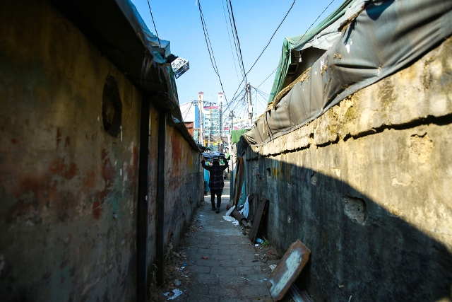 我們是否曾經問過居民為了什麼住進蟻居房，為何無法離開蟻居房，為何明明有工作，貧窮卻仍然不曾離開他？