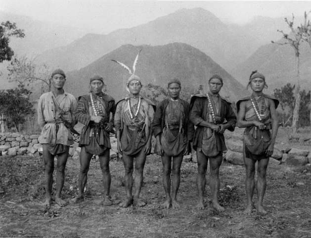 牟固那那在書寫《火焰中的祖宗容顏》時，也令讀者重複反思自己與鄒族、與台灣原住民的關係。圖為明治三十三年（1900年）所攝臺南縣鄒族獵人。