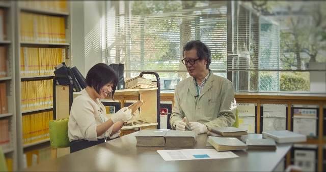 林佩欣在日本統計局圖書館與日本統計史學家佐藤正廣交流時，對當時的統計調查表有新的發現。