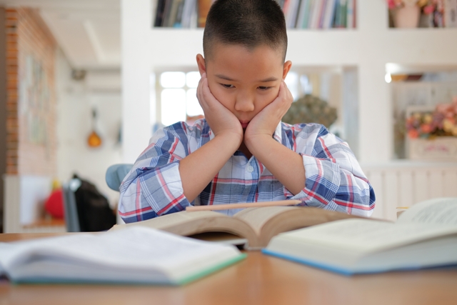 每一位陪伴孩子的大人，都免不了要面對與孩子間劍拔弩張、情緒緊張的衝突場景。在這個時候，愈是能夠自我覺察與自我照顧的大人，愈有能量面對那些迎面而來的挑戰。