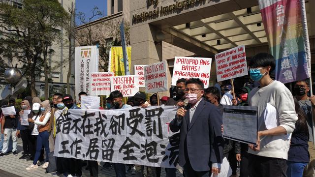 外籍勞工在移民署前陳情的現場。