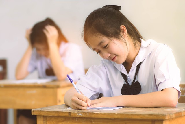 許多孩子在學習寫作的歷程中，被教導了各式各樣的技巧，這反而讓不少孩子在寫作文時，害怕表達自己內心真正的情感，最後只能以各種看似華麗、濃豔的章句，撰寫出一篇篇矯揉造作的文章。