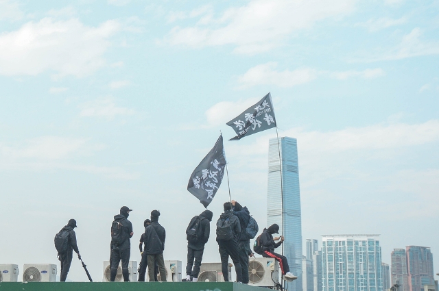 香港自2019年夏天開始進行針對中國政府收緊統治的抗爭運動，至今已有多人因政治因素被捕。