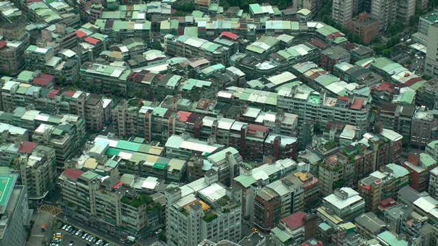 台北市與其它縣市的房子，面對都更的程序處理不一。在台北市，於未經政府劃定應實施更新地區辦理都更，必須先經過市府審核「自行劃定更新單元」，相關程序也脫離《都更條例》有關事業概要的規範，而變成依據台北市自訂的法規處理。