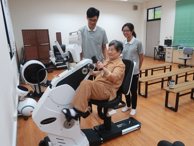「跨領域瑞智樂活技優實作學程」希望促進學生對於銀髮健康的第二專長，協助學生取得相關證照，並投入服務產業。圖為學生與長輩互動。