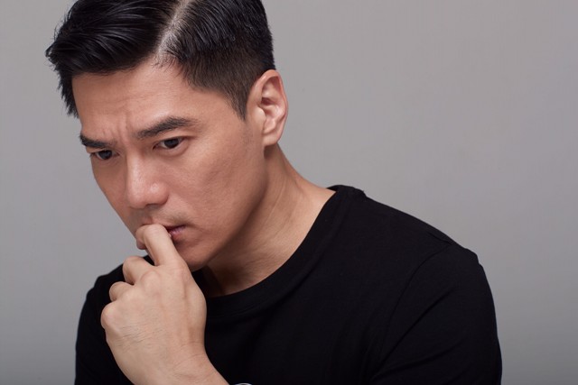 關德輝能說道地的廣東話、閩南語、華語，是娛樂圈少數能讓這些不同語言對白全採現場收音的藝人。