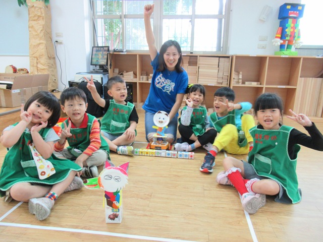 幼兒設計故事，並學習輸入指令碼，讓機器人扮演的三隻小豬可以擊倒前方大野狼。