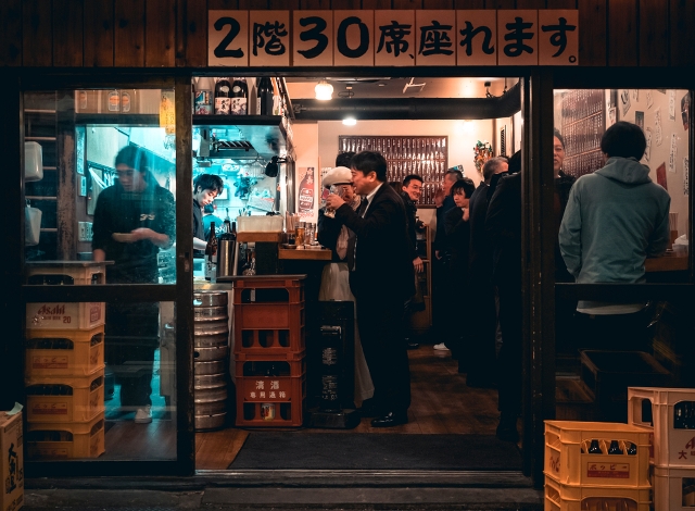 受到疫情打擊，居酒屋客人幾乎銳減到個位數，許多人幾乎割捨掉最喜愛的外出飲酒，「宅喝」成了日本新的日常。