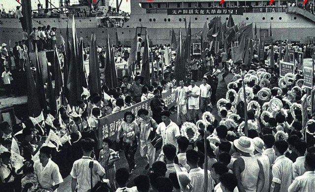 1965年印尼發生930軍事政變，隨後開啟反共大屠殺，因為印尼共產黨與中國共產黨的連結，許多華人因此遭殃，被迫逃難離開故土。圖為1966年10月從印尼撤離到中國的僑民。