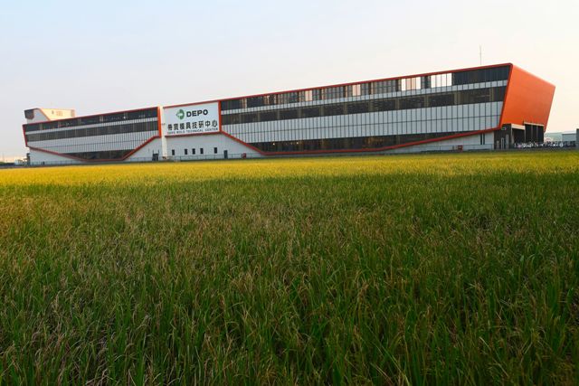 原先政府說農地違章工廠「即報即拆」，但近期在經濟部口中，變成「先命新增違章工廠停工納管，如有復工再行斷水斷電」。