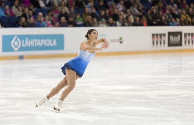 日裔美籍滑冰選手長洲，成為奧林匹克運動史上首位完成「三周半跳」（triple axel）的美國滑冰女將，其實她在2014年曾被踢出奧運代表隊，究竟她如何重新創造優勢？圖為2013年在芬蘭的競賽照。