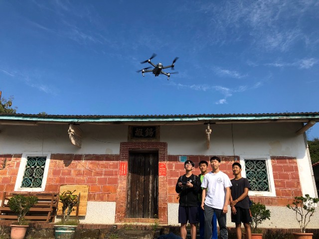 台南左鎮國中發展無人機課程，媒合多方資源，連結在地文化、產學合作，並將無人機融入在戶外教育、健體教育以及藝文教育多個課程，達到高效益的使用。