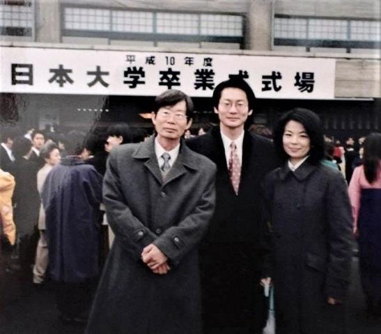 1999年楊元太到東京參加長子楊上峰的畢業典禮，右邊是我同學王怡文。