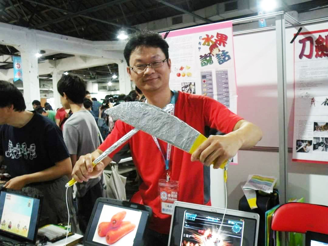 蓮兒童程式普及實施達到百分之百，創客教育也有7成多，這其中少不了「邱文盛」這名字。圖為邱文盛自製創客作品。