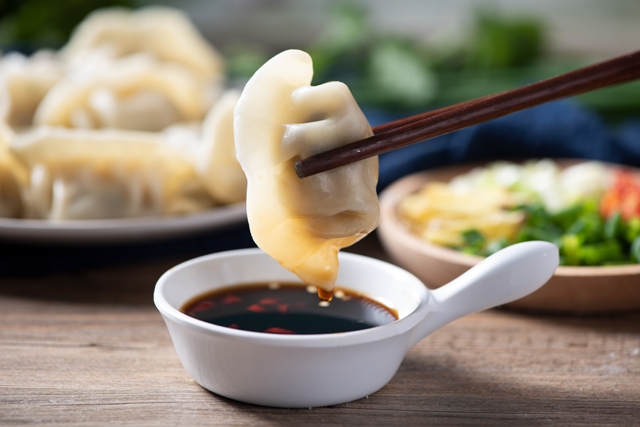 餃子有多種口味和種類，做法簡單，不需要太多技巧，忙得沒有時間煮飯或外面找不到好吃的餐廳時，都會想吃餃子。