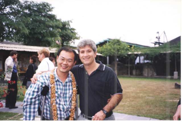 2002年十一月，由台灣主辦亞太區雙年會，簡明山與時任秘書長Salvatore合照。