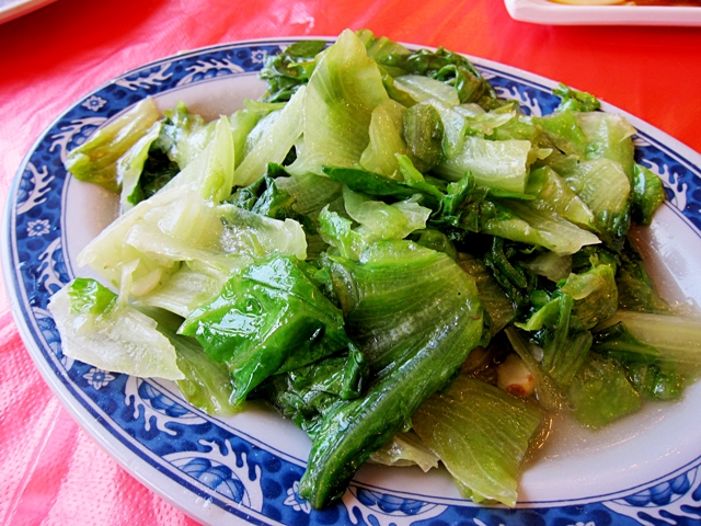 燙青菜幾乎成為小攤小館的固定菜單，不管吃什麼飯麵主食，切了什麼豆乾海帶滷菜，都會搭配一盤燙青菜。
