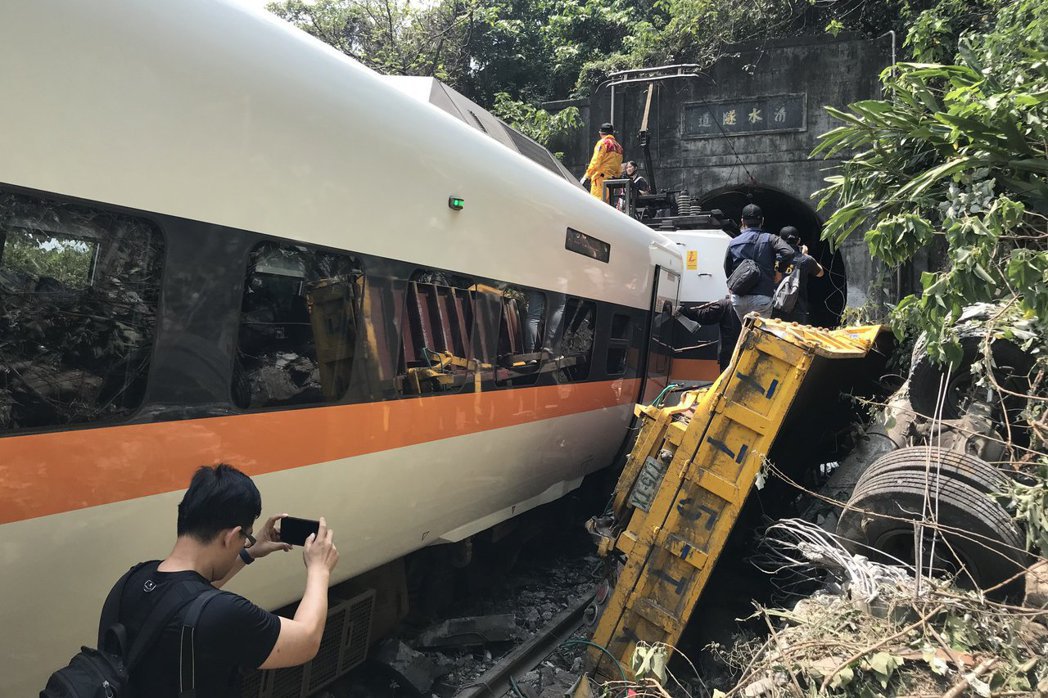 一輛工程車疑似滑落邊坡造成太魯閣號列車嚴重傷亡，也暴露出安全管理制度的疏忽。