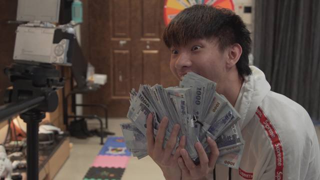 網紅看似光鮮亮麗、收入豐厚的網紅背後，其實承受的巨大壓力。