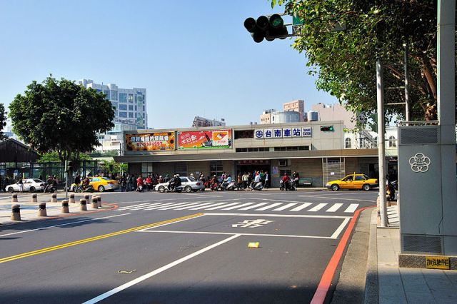 比起台南前站建物有古蹟的歷史地位，後站像快速搭建的小棚，是個離開和歸來的出入口。