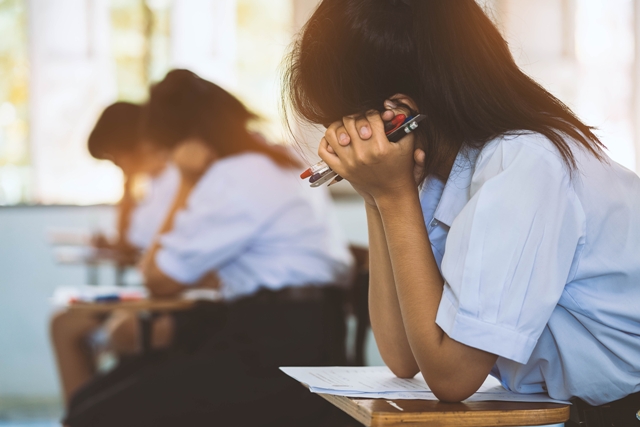 以目前中學生各科學習的狀況，加上108課綱對教學現場的衝擊，強逼中學增開本土語必修課程，不但學習成效不彰，亦使本土語課程成為108課綱執行面上不可承受之重。