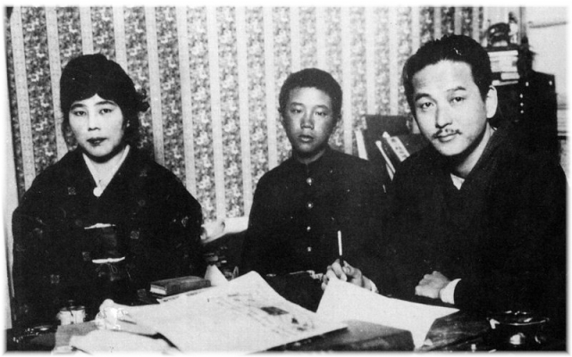 在不同日本作家寫的不同文章裡，總會讀到女作家一邊帶孩子一邊創作的畫面。圖為岡本太郎與其父母。