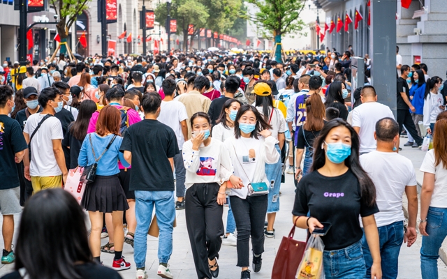 冠疫情發生後全球封鎖往來，造成社會癱瘓的程度在人類歷史上前所未見。但無論疫情多嚴厲，遲早總會結束。問題是：何謂結束？結束後人類的生活型態會產生哪些改變？社會將變得更好，還是更差？國際間誰會是贏家，誰是輸家？
