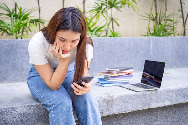 我們太習慣注意力轉移，致使我們無法擁有深度思考、結構完整的論述產出。
