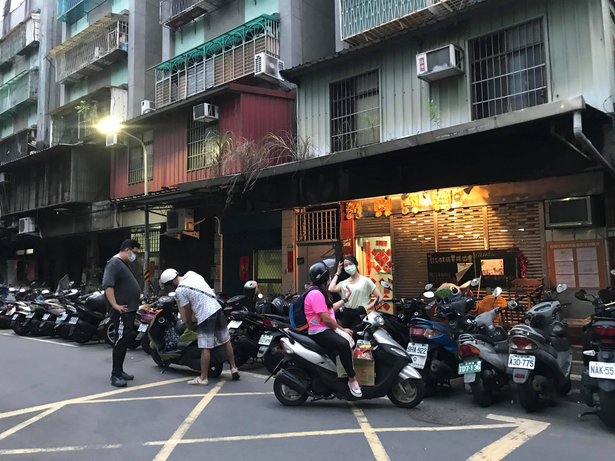 只有當我們可以一起看見彼此的差異，以及彼此不同的需求，我們才有機會建立起那堵防火牆，讓人不要那麼快的倒下、讓人有機會被好好的接住。圖為疫情中社工發放物資。