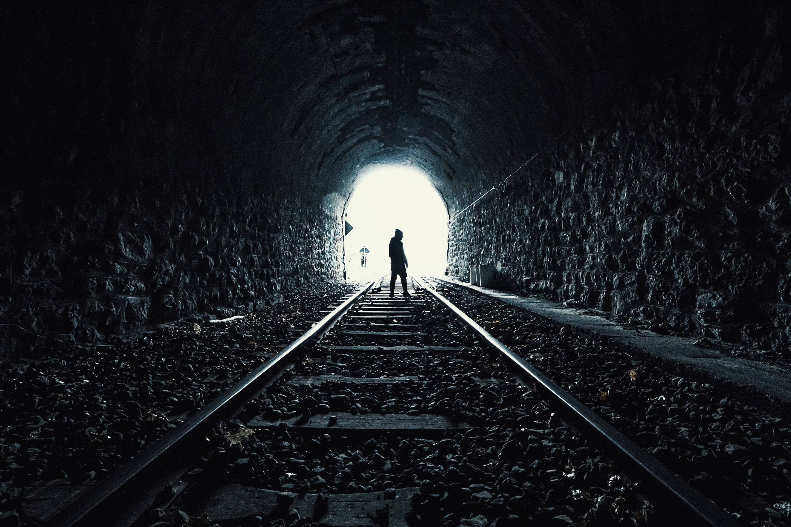 一般人在「電車難題」選擇行動一致，而且原因前後一致的人，在成年人中屬於少數。究竟為什麼，他們對自己的信念不能貫徹始終？