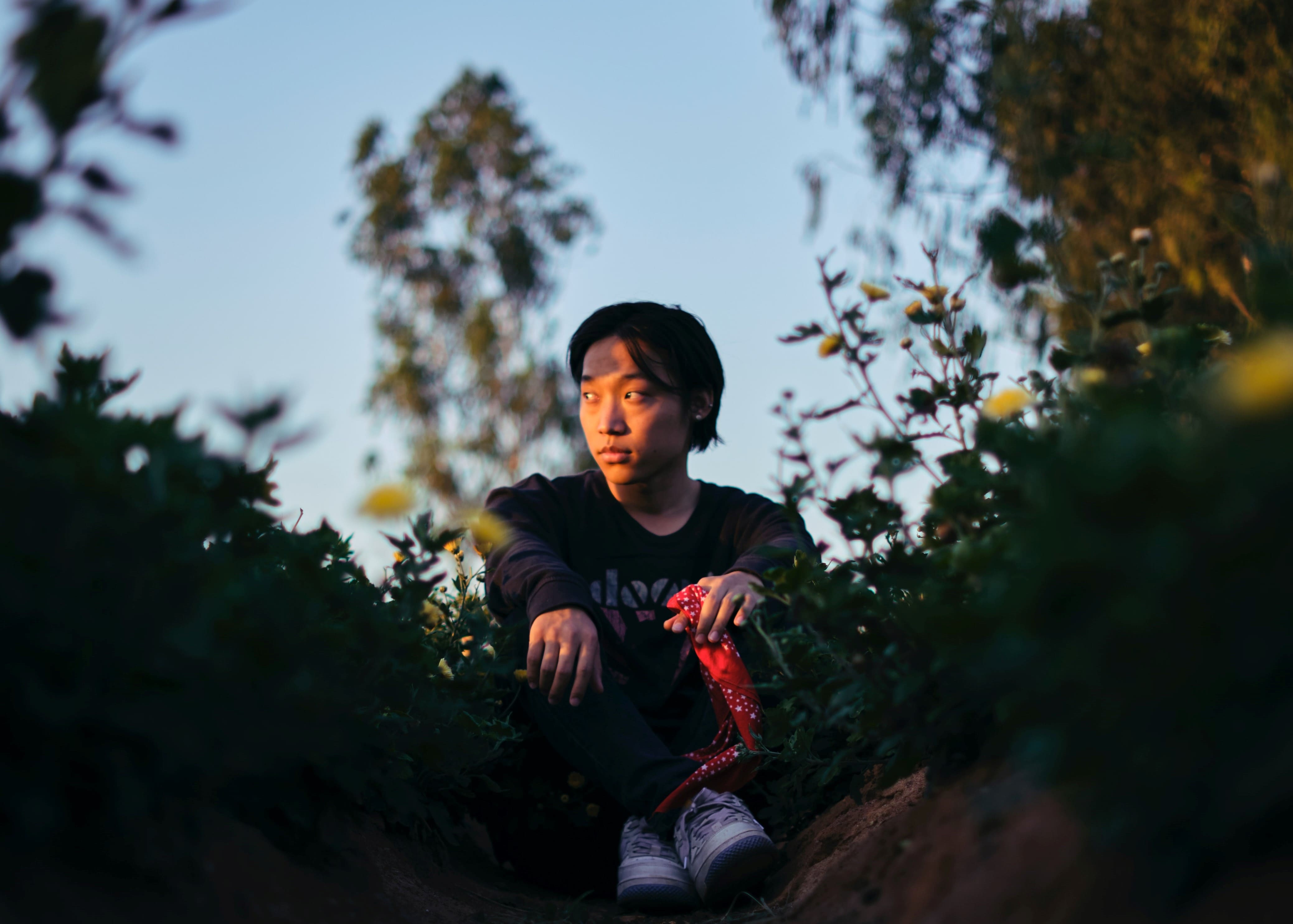 我們喜歡大笑，喜歡舒服自在的生活；但我們能不能允許自己也有低潮的時候？允不允許就讓這個低潮主導著我們，憂鬱地去面對生活呢？