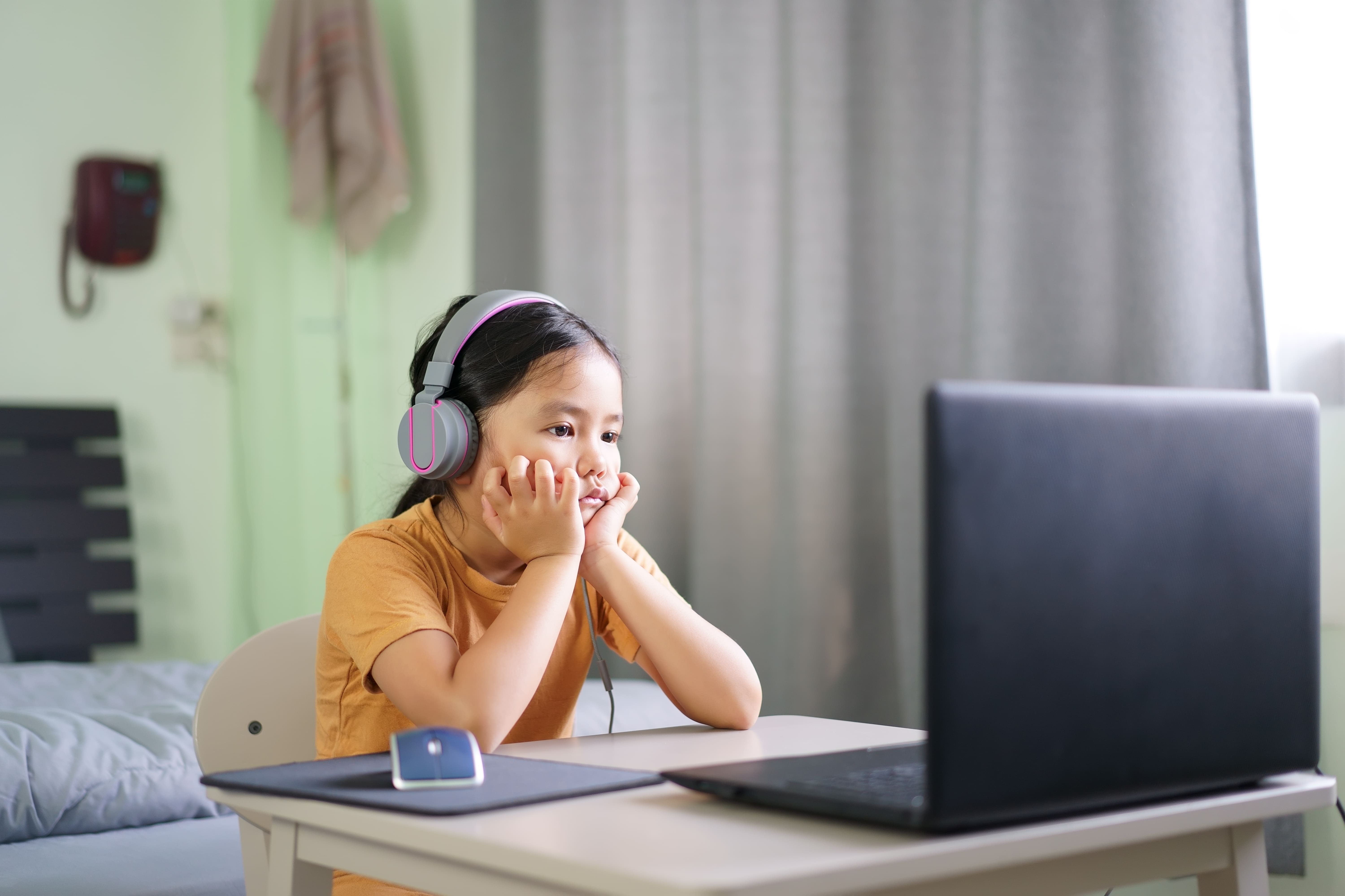 全國高中以下學生全面停課，如何面對孩子在家照護、吃喝、上課與通訊設備等等需求，都成為家長們焦慮的來源。究竟要如何安頓焦慮呢？