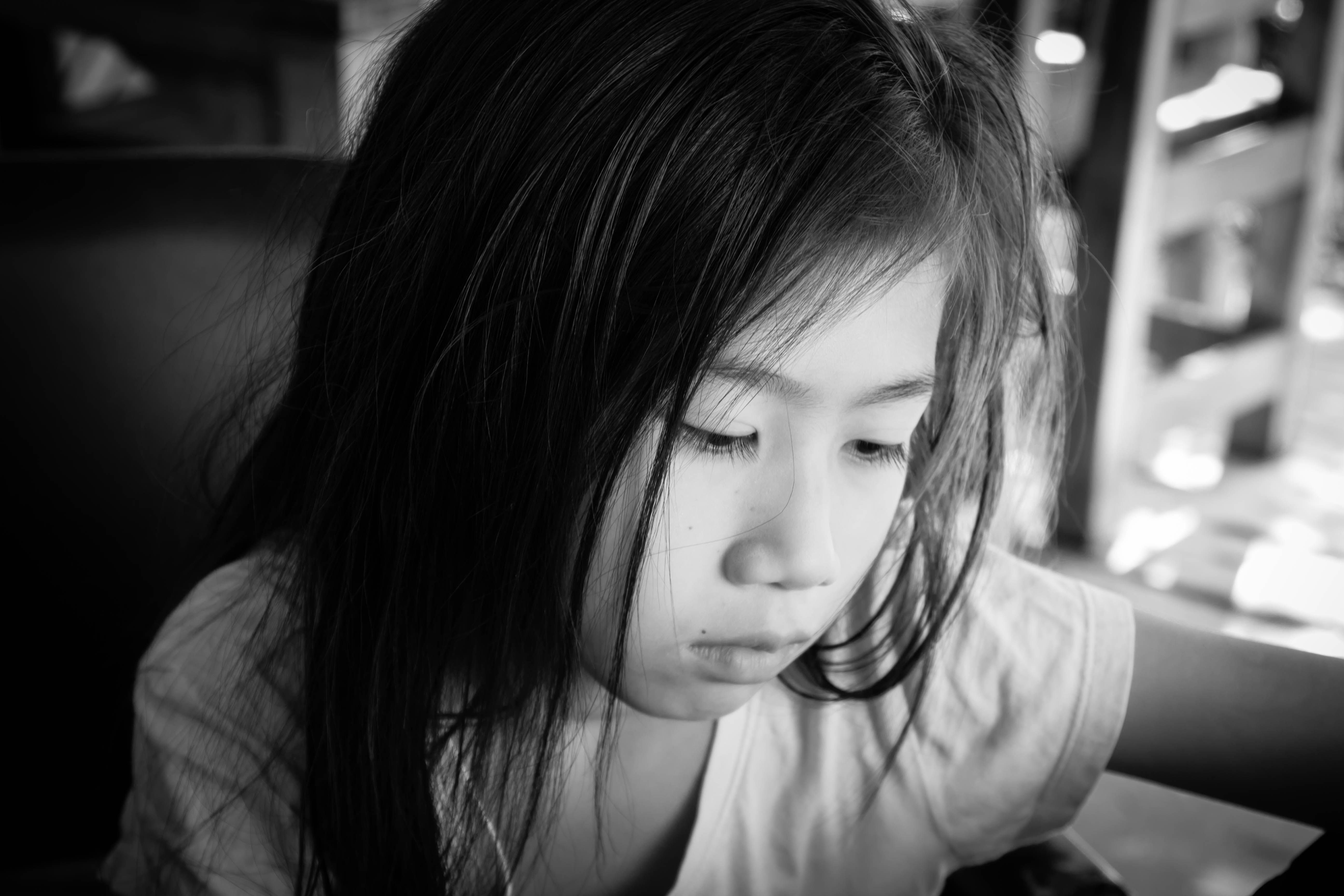 日本的女性貧困，必須放置在日本正式企業僱用體系的高度秩序性脈絡下來省視。女性往往因為背負傳統養兒育女與照顧家庭的角色，造成經濟自主性大受影響。