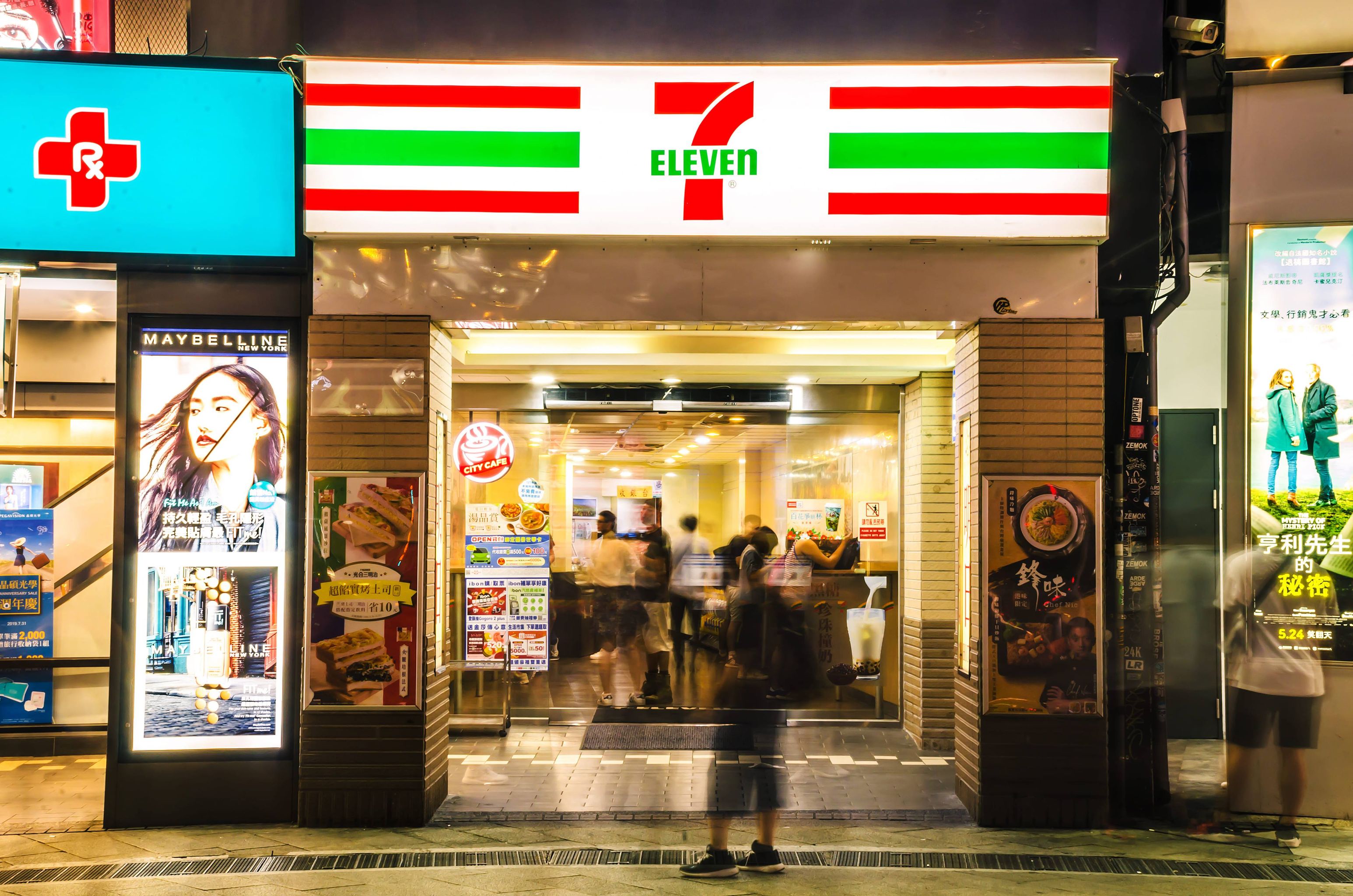 便利商店的服務者，沒有疫苗優先、也沒有工作加給，而且通常都會被忘記。如果下次再踏入商店裡，一定要特別對這群人說聲：「辛苦你了，謝謝你！」