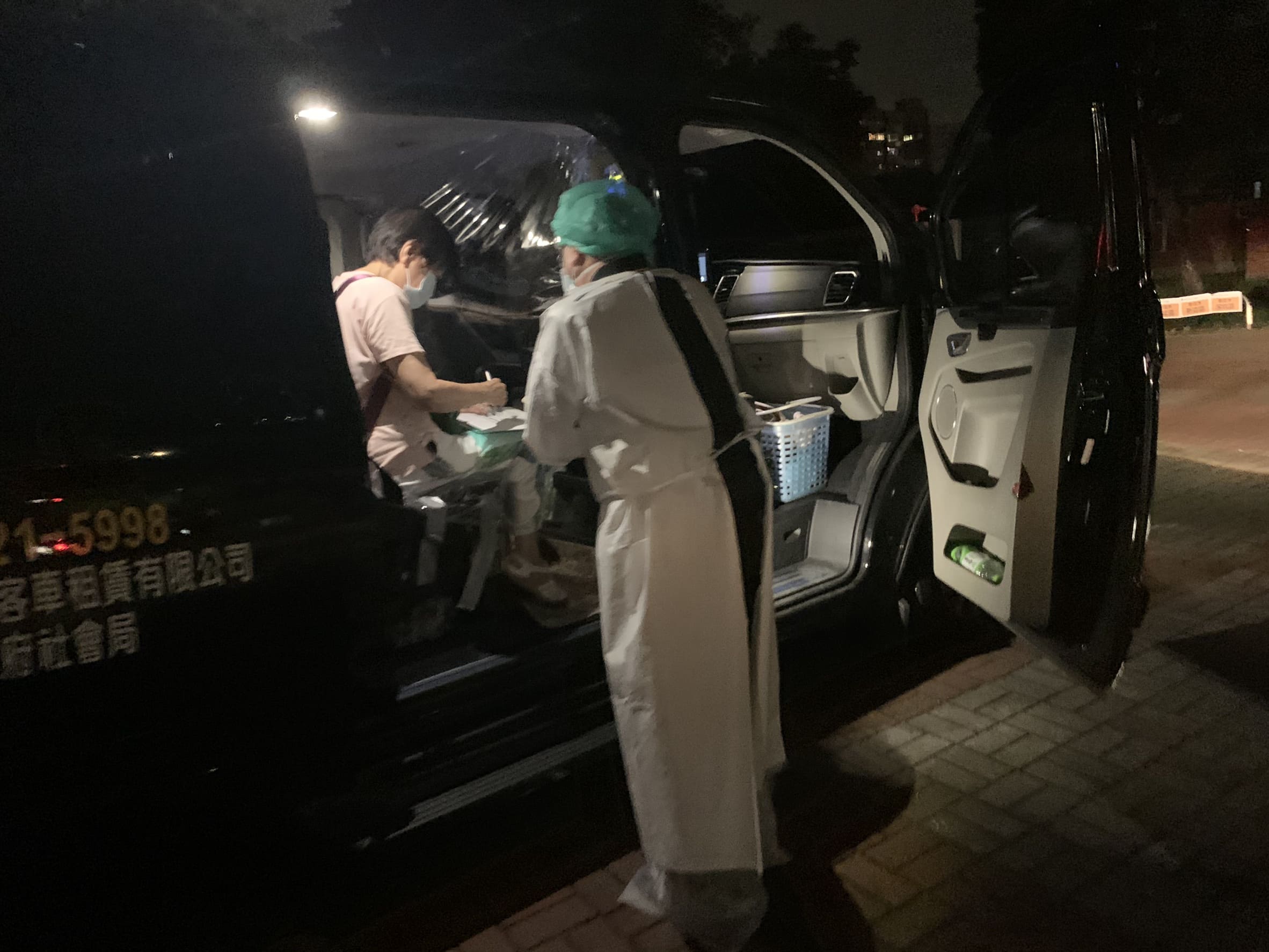 隔離者的回家之路漫長，必須先被關在中南部某防疫所中長達約莫10天，在擔心不知道病情會不會惡化的複雜心情中，過著與外界隔離的日子，回家還要自主隔離7天。
