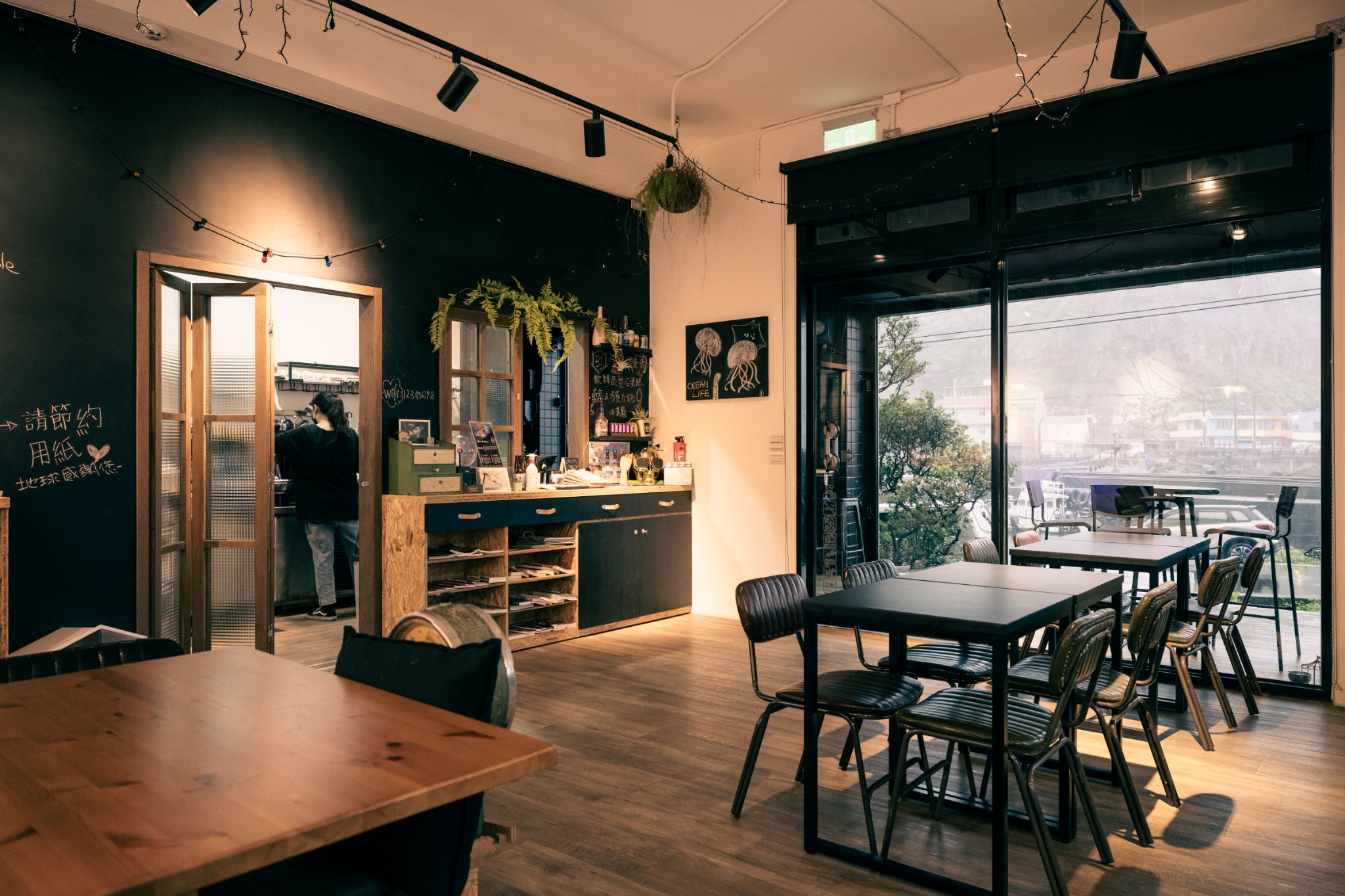 B1鼻頭一號咖啡店。
